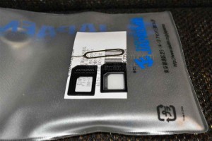 SIMカード取り出しピンとSIMアダプター