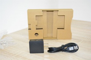 W01専用ACアダプターとマイクロUSBケーブル