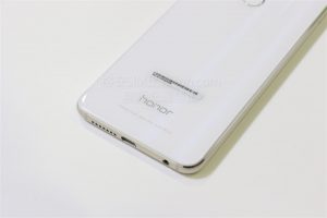 honor8本体背面下部